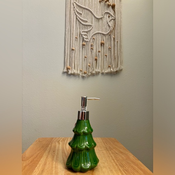 NWT. Ceramic glazed Evergreen Christmas tree soap or lotion dispenser.🎄☃️ - Picture 3 of 3